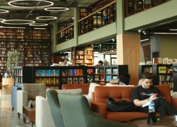 Her yaştan okur, yazarlarla buluşuyor