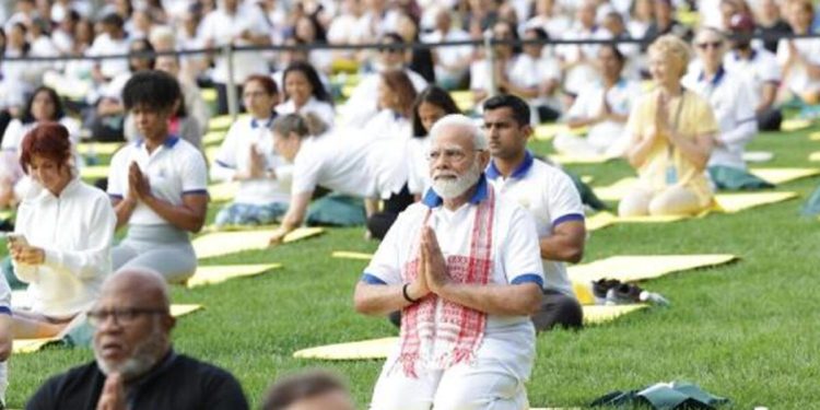 Hindistan Başbakanı Modi, New York’ta binlerce bireyle yoga yaptı