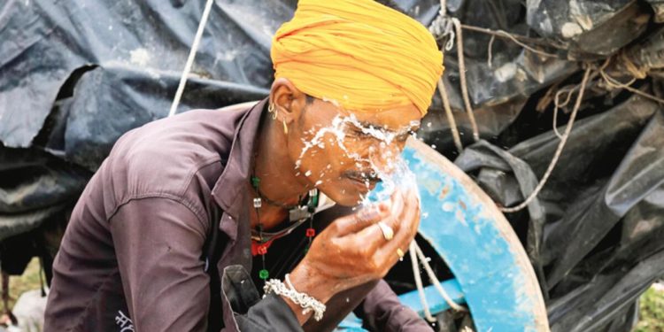 Hindistan’ta çok sıcaklar! 98 can aldı