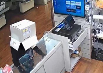 Hırsız başına geçirdiği koliyi çıkarınca yakayı ele verdi