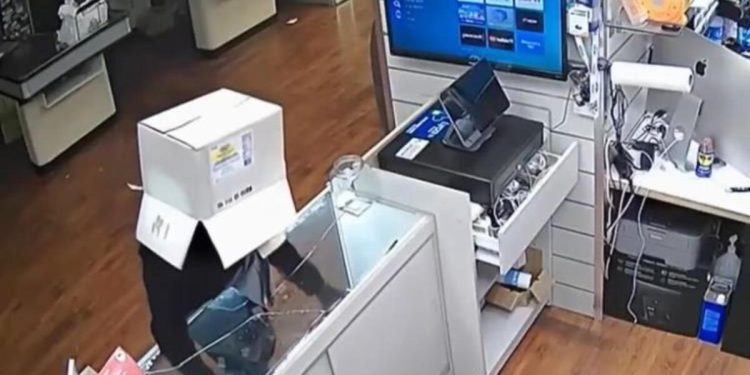 Hırsız başına geçirdiği koliyi çıkarınca yakayı ele verdi