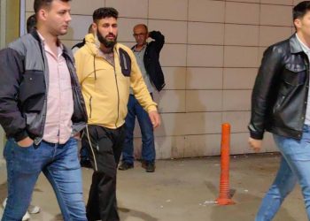 Hırsız, konut sahibini boynundan bıçaklayıp kaçtı