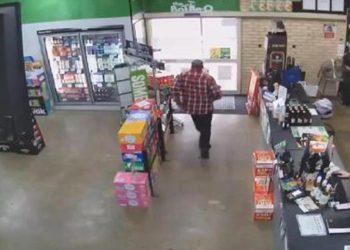 Hırsız, marketin kapısı kitlenince çaldığı paketi geri bıraktı