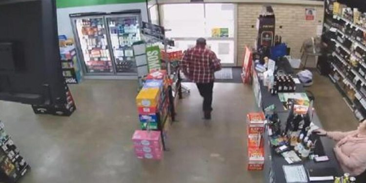 Hırsız, marketin kapısı kitlenince çaldığı paketi geri bıraktı