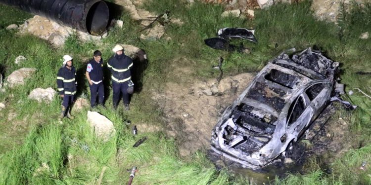 İki araba çarpıştı, alev topuna döndü: 1 kişi yanarak öldü, 9 kişi yaralı