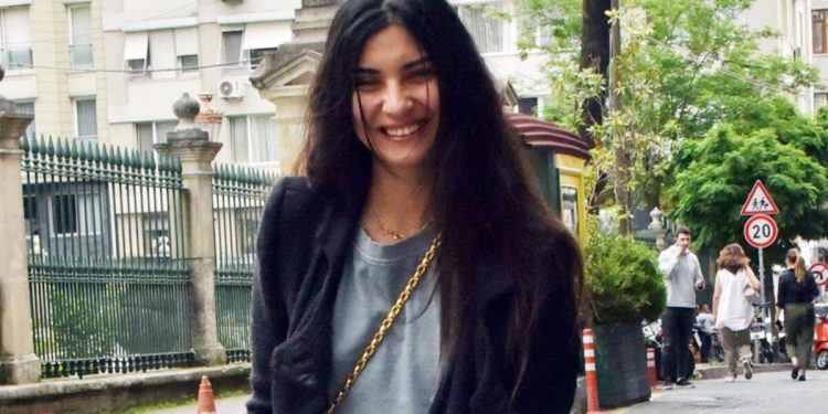 İkiz kızlarıyla Paris’e yerleşmişti… ‘İçimden ağlamak geldi’