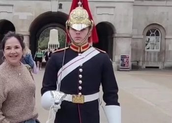 İngiliz asker, kendisiyle yakından fotoğraf çekenleri bu türlü uzaklaştırdı
