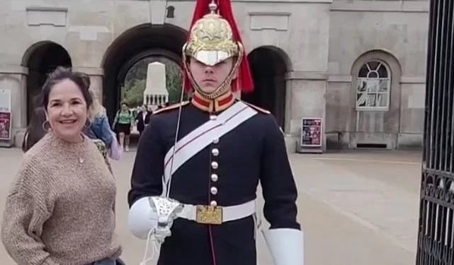 İngiliz asker, kendisiyle yakından fotoğraf çekenleri bu türlü uzaklaştırdı