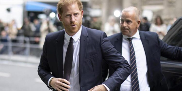 İngiltere Kraliyet ailesinde 130 yıl sonra bir birinci: Prens Harry hakim karşısında