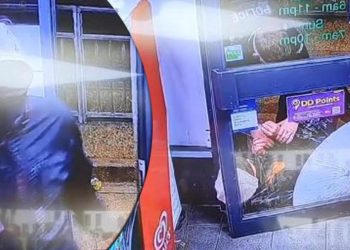 İngiltere’de soyguncu, kaçarken marketin kepenginin altına sıkıştı