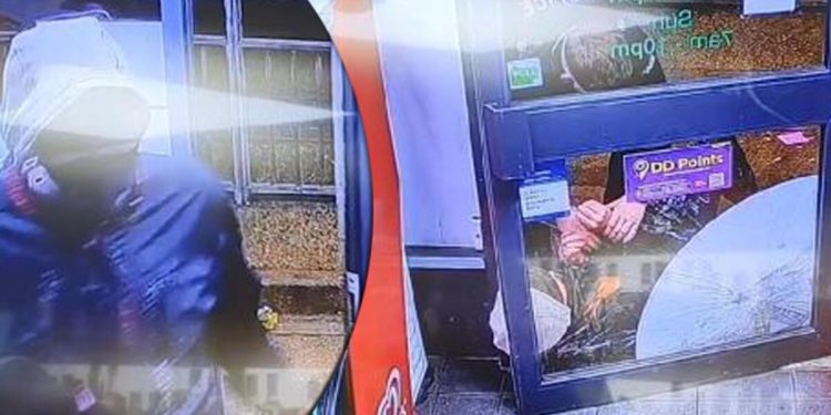 İngiltere’de soyguncu, kaçarken marketin kepenginin altına sıkıştı