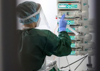 İngiltere’nin yüzde 23’ü Covid-19 salgınının aldatmaca olduğunu düşünüyor