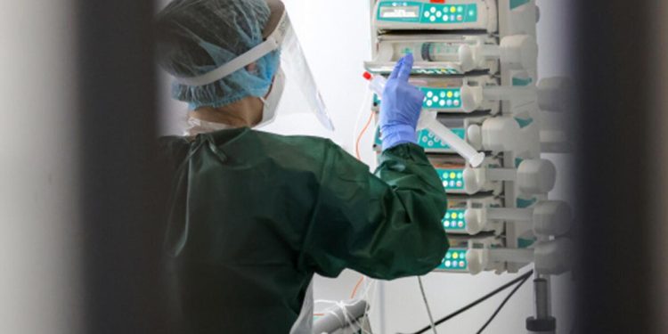 İngiltere’nin yüzde 23’ü Covid-19 salgınının aldatmaca olduğunu düşünüyor