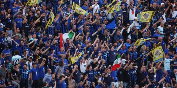 Inter taraftarından Hakan Çalhanoğlu’na sevgi gösterisi