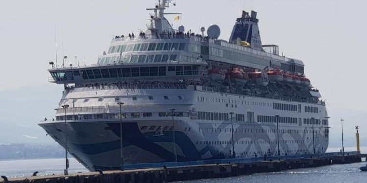 İsrail gemisi Alanya’ya yanaştı