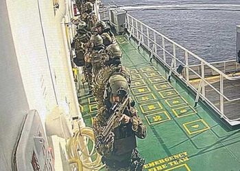 İtalya açıklarında Türk gemisine korsanlar saldırdı