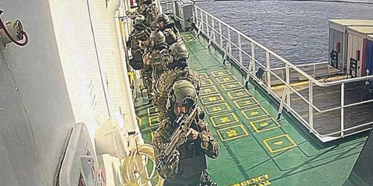 İtalya açıklarında Türk gemisine korsanlar saldırdı