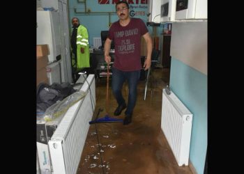 İzmir’de Sağanak: İş Yerlerini Su Bastı