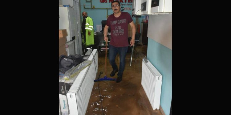 İzmir’de Sağanak: İş Yerlerini Su Bastı