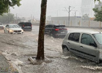 İzmir’de sağanak yüzünden yollar göle döndü, şoförler güç anlar yaşadı