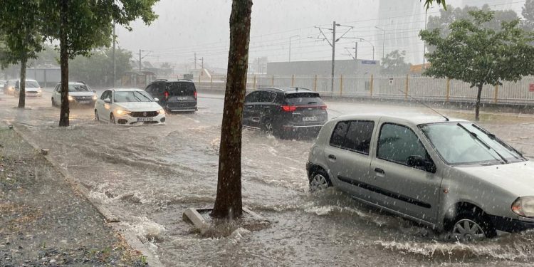 İzmir’de sağanak yüzünden yollar göle döndü, şoförler güç anlar yaşadı