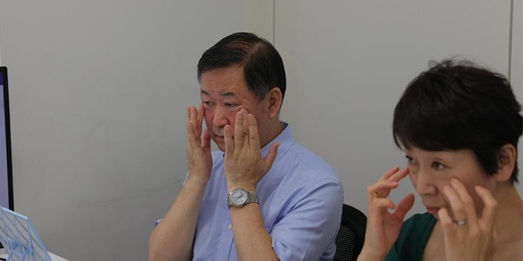 Japonya’da gülümsemeyi unutanlar eğitim alıyor