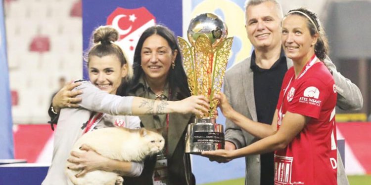 ‘Kadın futbolunu altın üzere parlatacağız’