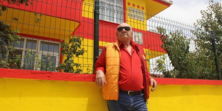 Kadrosu şampiyon olunca konutunu sarı-kırmızıya boyattı