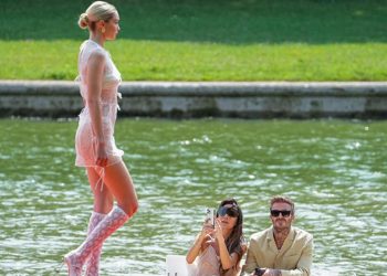 Karısı kızmasın diye telefonunu elinden bıraktı, ünlü modeli görmemek için başını öne eğmeye çalıştı