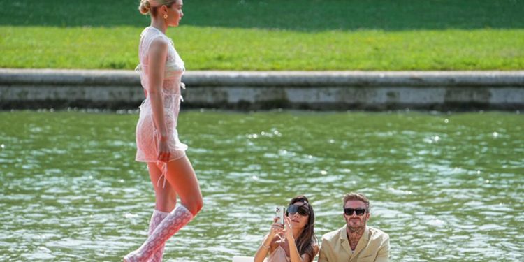 Karısı kızmasın diye telefonunu elinden bıraktı, ünlü modeli görmemek için başını öne eğmeye çalıştı