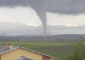 Kars’ta Hortum Dehşeti: Çatılar Havada Uçtu