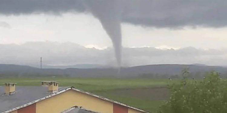 Kars’ta Hortum Dehşeti: Çatılar Havada Uçtu