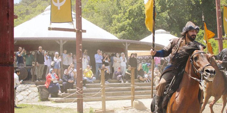 Kayı Obası’na ziyaretçi akını