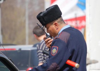 Kazakistan’da bankaya giren silahlı saldırgan 7 kişiyi rehin aldı