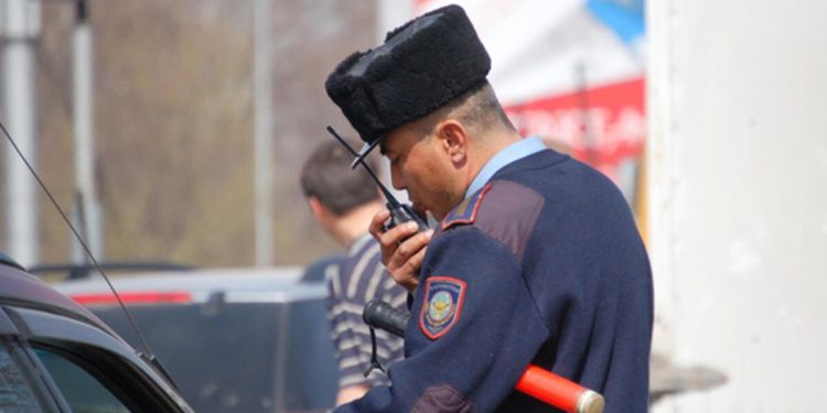 Kazakistan’da bankaya giren silahlı saldırgan 7 kişiyi rehin aldı