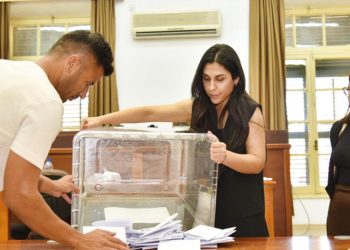 KKTC’de seçmen sandık yerine kıyıya gitti