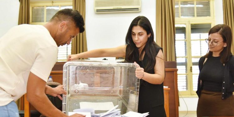 KKTC’de seçmen sandık yerine kıyıya gitti