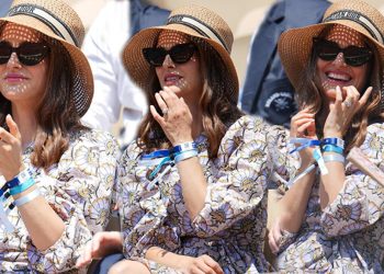 Kocasının ihaneti 10 yıllık evliliğini sarsmıştı: Ünlü yıldız evlilik yüzüğünü göstermeye çalışırken ter döktü