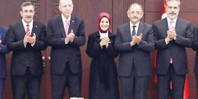 Komşu kabineyi tahlil ediyor