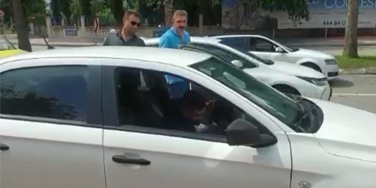 Korsan taksiciye ‘Kardeşim biz polisiz’ şoku