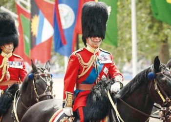 Kral’a 200 atlı 70 uçaklı doğum günü cümbüşü