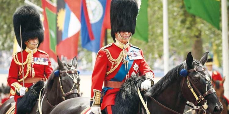 Kral’a 200 atlı 70 uçaklı doğum günü cümbüşü