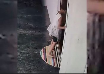 Küçük kızın meskeninin kapısındaki yılandan son anda kurtulduğu anlar…