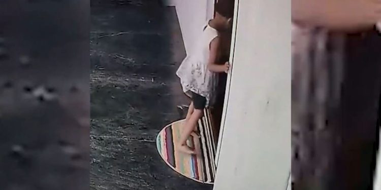 Küçük kızın meskeninin kapısındaki yılandan son anda kurtulduğu anlar…