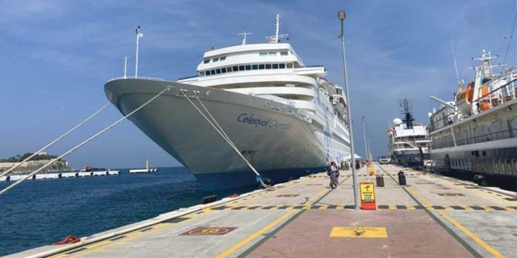 Kuşadası esnafına kruvaziyer rahmeti