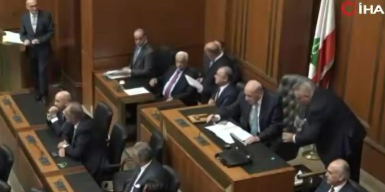 Lübnan’da, Devlet Lideri parlamentodaki 12’inci oylamada da seçilemedi
