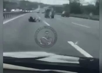 Makas atan motosikletliye çarpmamak için durunca olanlar oldu!