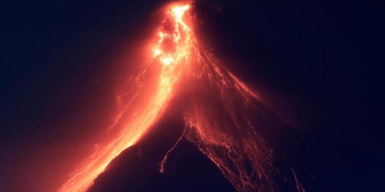 Mayon Yanardağı etrafında 13 bin kişi tahliye edildi