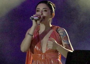 Melek Mosso konserde özür diledi