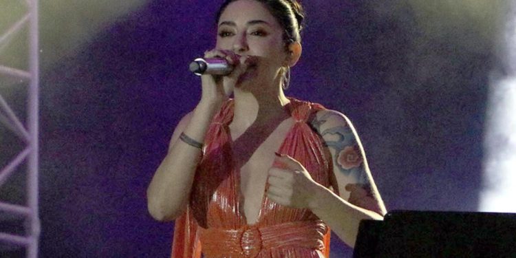 Melek Mosso konserde özür diledi